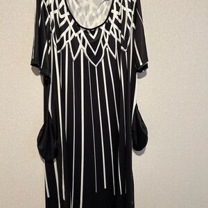 Women’s Plus Size T Shirt Dress With Pockets, Black And White Design, Size 3XL
